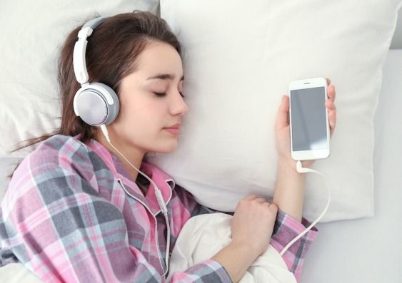 Anar a dormir amb música millora el CI