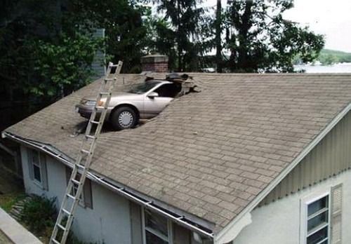 Empresario roba un coche y tras la persecución acabó atascado en un tejado