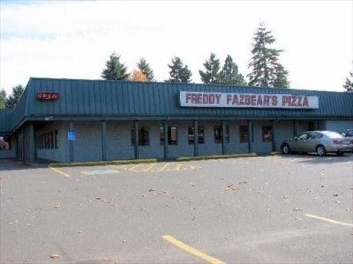 Cierran pizzería por desaparición de 3 niños y 2 niñas.