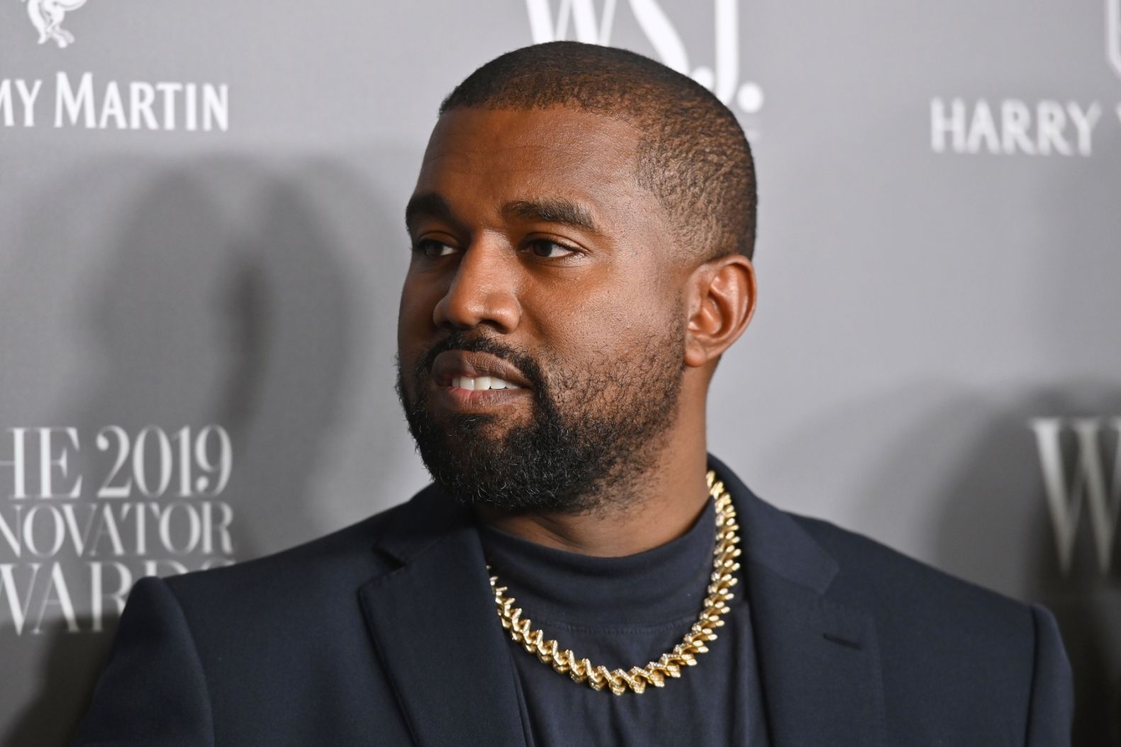 Muere Kanye West tras accidente automovilístico