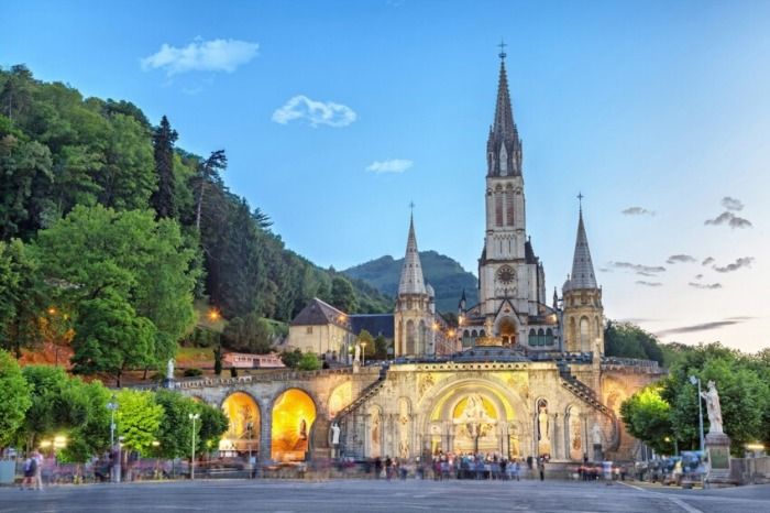 Porqué los españoles van a buscar milagros a Francia (Lourdes) ?