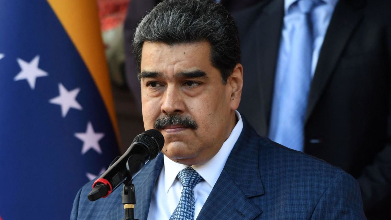 Nicolás Maduro renuncia a la presidencia