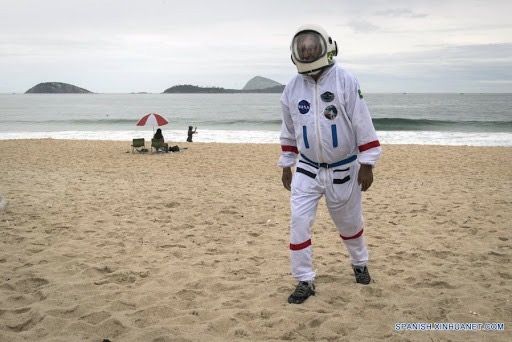 Un astronauta en las playas de Sancti Petri