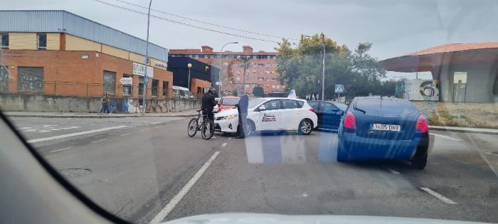 Disputa de tráfico entre un conductor de autoescuela y un ciclista.