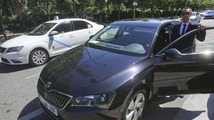 Uber apoya a los asalariados del taxi de Málaga