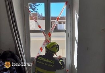 Un niño se cae de un tercer piso en Arrecife tras escuchar un grito en la calle