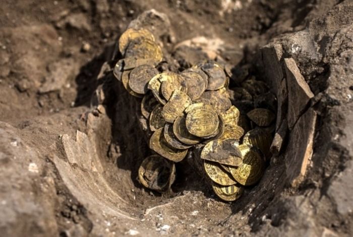 Hallado un tesoro de película: 425 monedas de oro puro con más de 1.000 años de antigüedad  Las monedas, que se han localizado en Yeste son de oro de 24 quilates y su peso total asciende a 845 gramos.