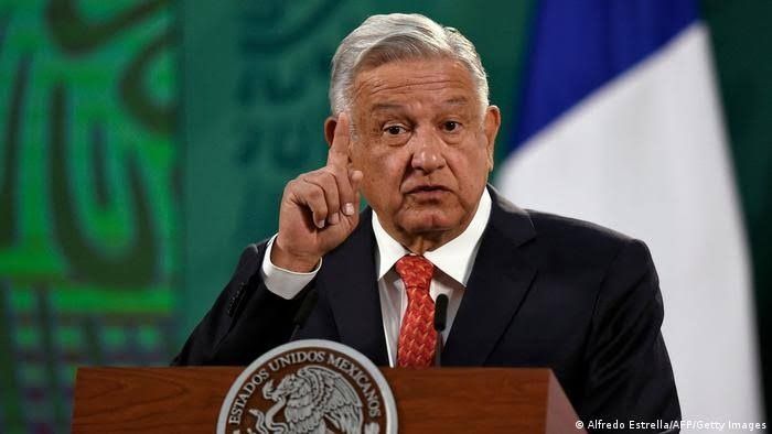 Andrés Manuel López Obrador, reducirá sueldo a maestros.
