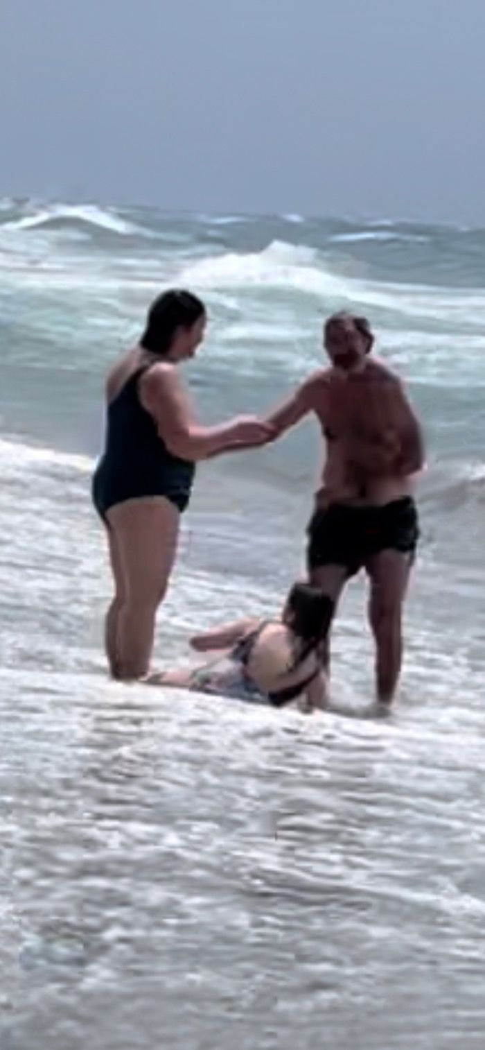 Rescatan a un señor mayor en una playa de Torrox