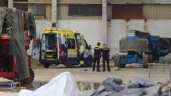 Atrapados varios empleados del sector farmacéutico por el derrumbe de un almacén en Derio