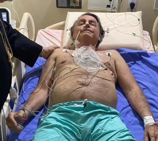 Internado no hospital com grave obstrução intestinal, Bolsonaro decide renunciar à presidência da república