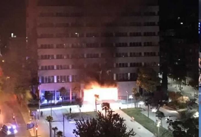 Ciudadano enfadado, prende fuego a la oficina de Hacienda de Santa Coloma