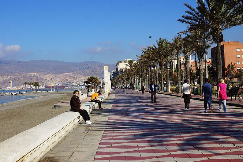 El acceso a la playa El Zapillo de Almería estará vigilado