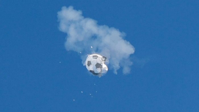 La NASA confirma que el OVNI derribado era en realidad el balón de Sergio Ramos que volvía de la estratosfera.