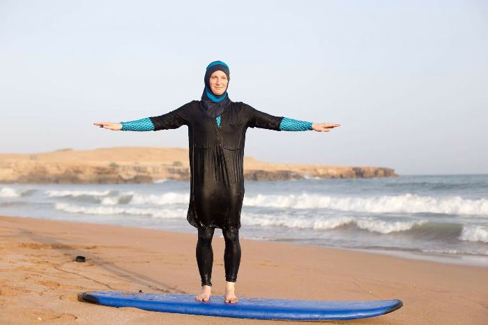 Prohiben el surf en Marruecos sin el tradicional hijab