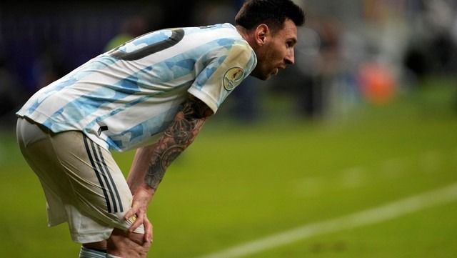 Messi mira desde mitad de cancha el gol del 11