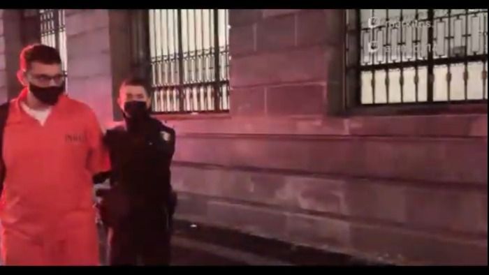 La policía de Zaragoza, España da detención al Atacante de Juventudes Socialistas De Aragón en Zaragoza, España