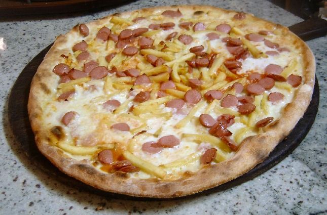 Pizza con Salchicha y Papas Fritas. La nueva forma de pago de la generación de hoy.
