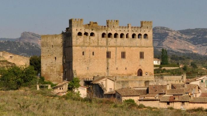 Devastador incendio consume el histórico Castillo de Valderrobres, un tesoro arquitectónico en llamas