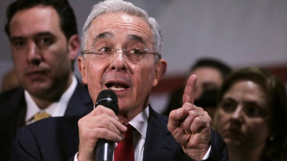 Alvaro Uribe cae en público durante conferencia de prensa.