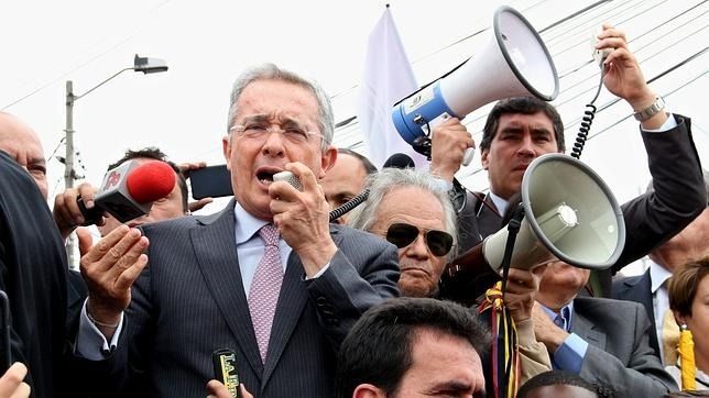 Uribe se une a los manifestantes y ofrece El Ubérrimo
