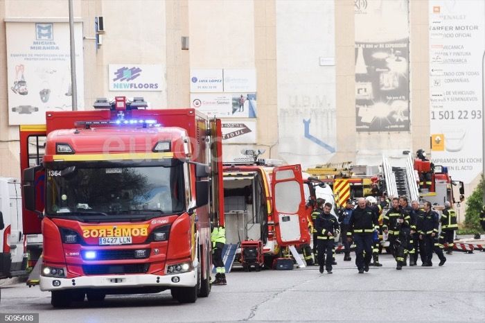 Más de 90 dotaciones de bomberos en el incendio de valencia ⚠️
