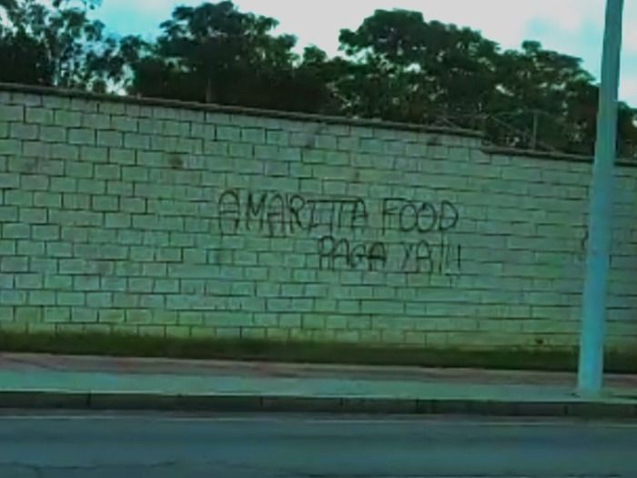 GRAFFITIS EN EL POLÍGONO DE CHINALES DE CÓRDOBA EXIGEN PAGO DE SALARIOS POR PARTE DE AMARITTA FOOD