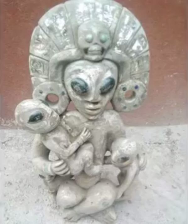 Se ecuentra estatua de alien en reforma mexico!