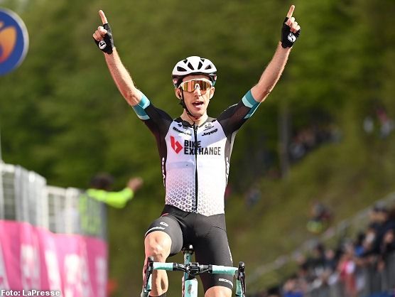 Britanico Simon Yates dio positivo en Cloristerina | Martinez podio Giro a Italia