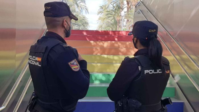 Interior estudia integrar los colores lgtbi en el uniforme de la Policía Nacional