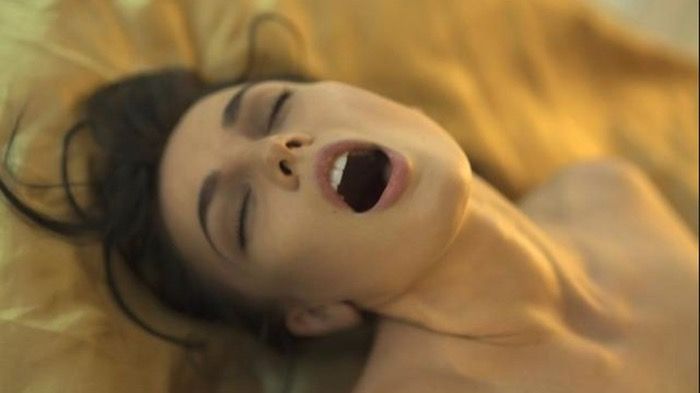 Las mujeres que tienen sexo usando aceites, tienen orgasmos con doble intensidad muy fuertes.