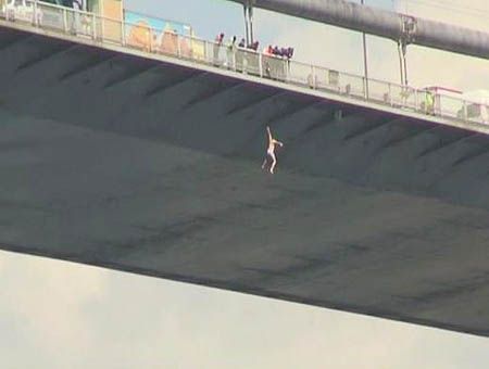 Joven se lanza del puente caroní por que Aba Cantv lleva horas caido