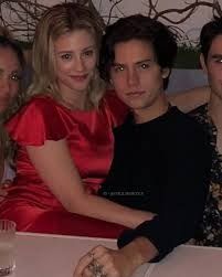 Lili Reinhart y Cole sprouse