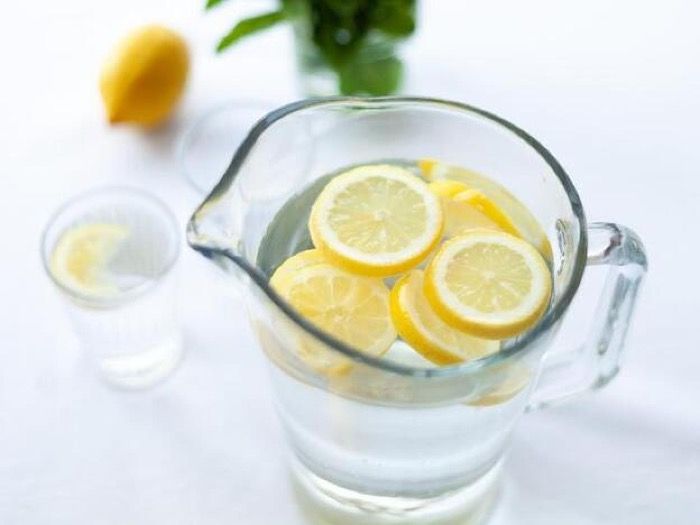 El agua con limón en ayunas provoca úlcera
