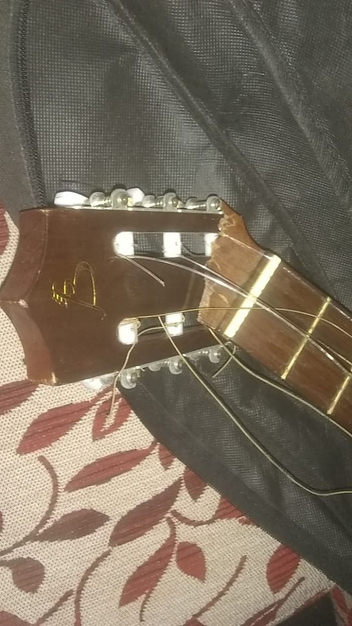 Noticia de última hora una guitarra se rompio