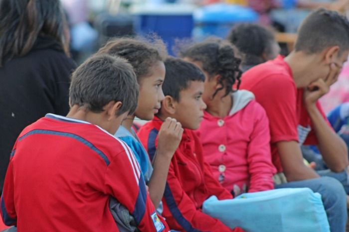Casi 30 de los menores inmigrantes venezolanos en Perú no puede estudiar