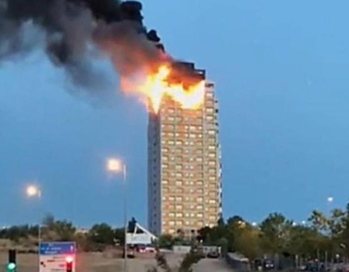 Joven destruye edificio en el alto