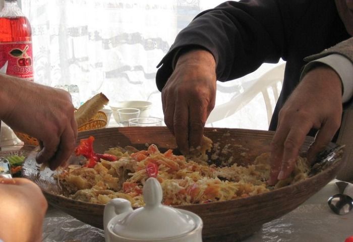 Según Unicef, el 90 de las sociedades que comen sin cubiertos están en el umbral de la pobreza