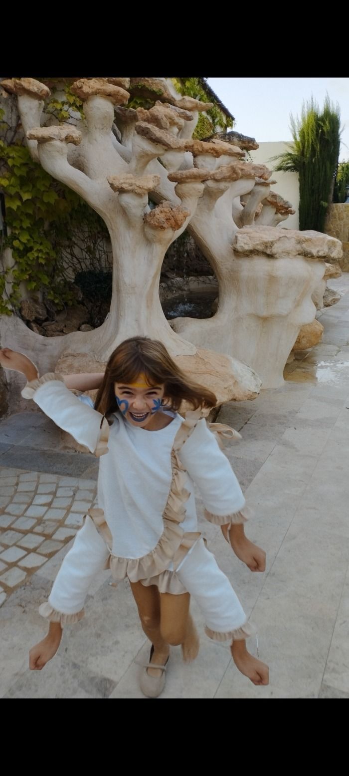 Encontrada una niña monstruo de cuatro brazos en Murcia