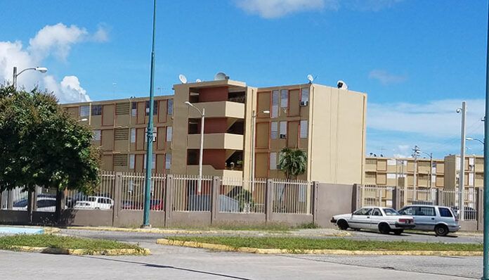 CONTENIDO RELEVANTE Las autoridades federales se adentran a un residencial en Ponce en busca del fugitivo federal “KEIN”05/05/2022