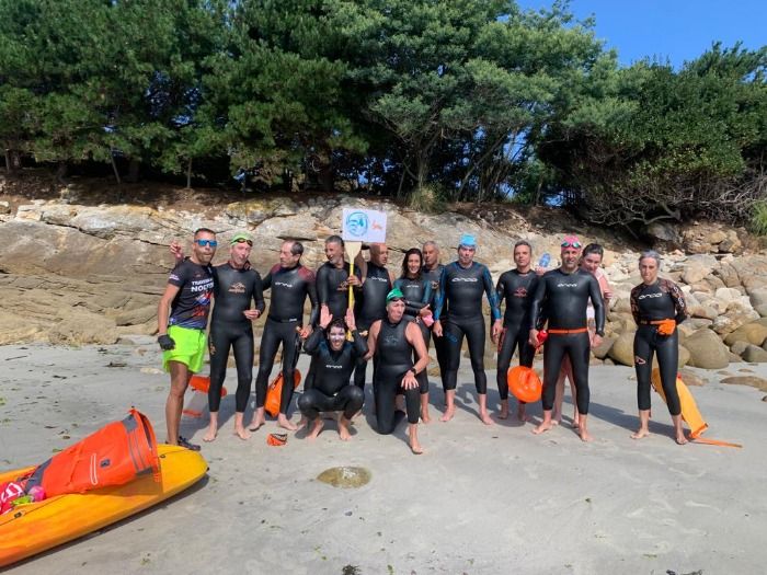 Un grupo de nadadores coloniza una isla en Galicia