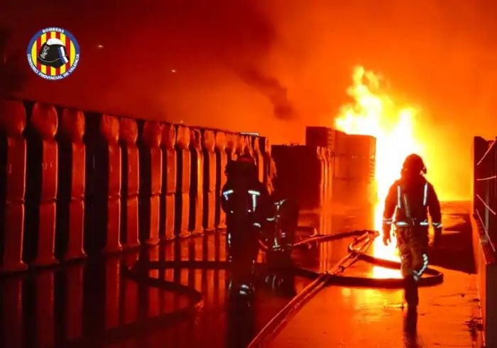 Un incendio en una empresa química obliga a evacuar y confinar varios edificios  en Valencia