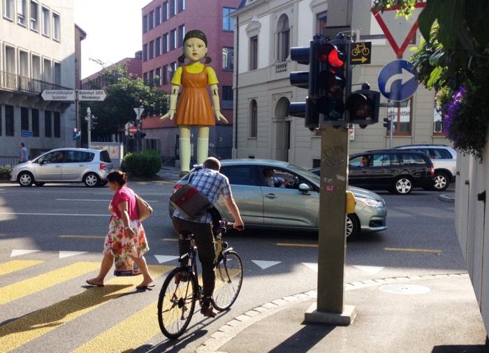 Los Ayuntamientos comprarán muñecas de El Juego Del Calamar para disuadir a los ciclistas