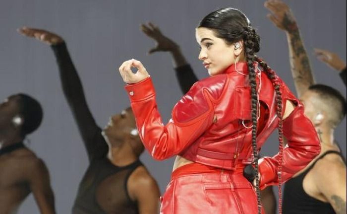 La Rosalía Aprovecha la Asistencia de La Paki a su Concierto para Anunciar su Nuevo Single