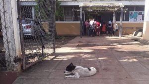 Perro muerde a niña dentro de unidad de salud en Moncagua