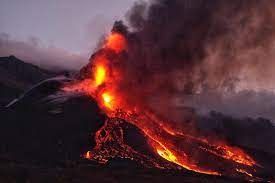 Tenerife aumenta la alerta tras la posible erupción del volcán Teide