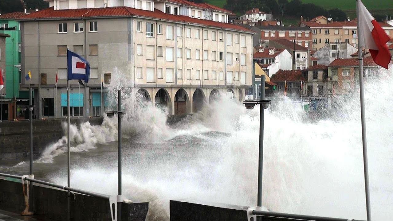 Pequeño tsunami en la costa asturiana