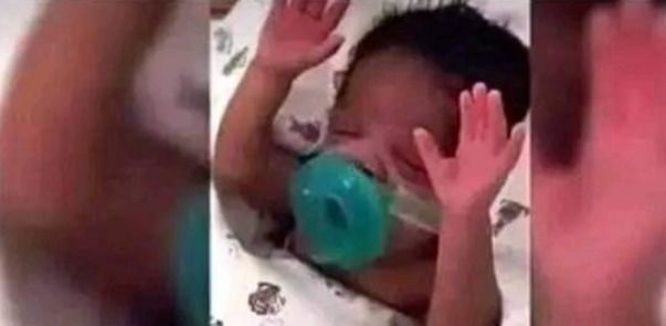 Bebé levanta las manos en señal de agradecimiento por tener un padre heróico en free fire