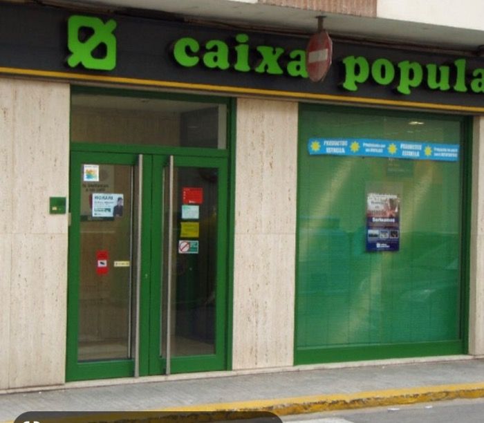 Expectación en la oficina de la sucursal de Caixa Popular en Alberic (Valencia)
