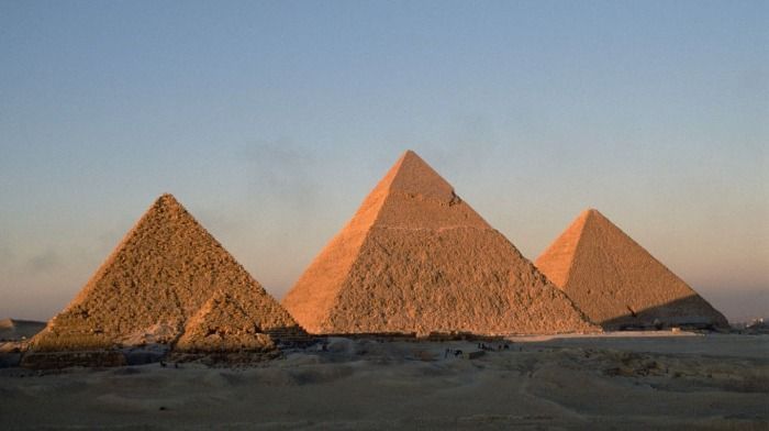 Roban pirámides de Guiza